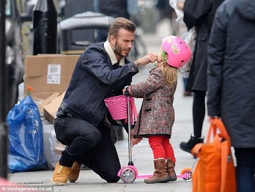 Cũng như bao bậc cha mẹ khác, Beckham luôn quan tâm tới từng chi tiết nhỏ nhất của con gái cưng. Thấy con bị dính bụi bẩn, Beckham lấy tay chấm nước bọt rồi lau cho cô bé, tạo ra một khoảnh khắc vô cùng đáng yêu.